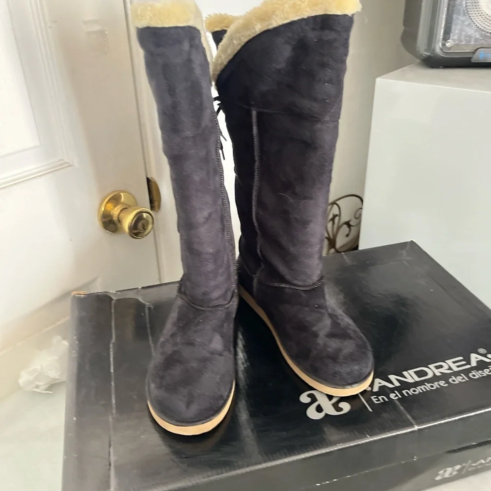 Elegant Black Winter Boots with Cream Lining